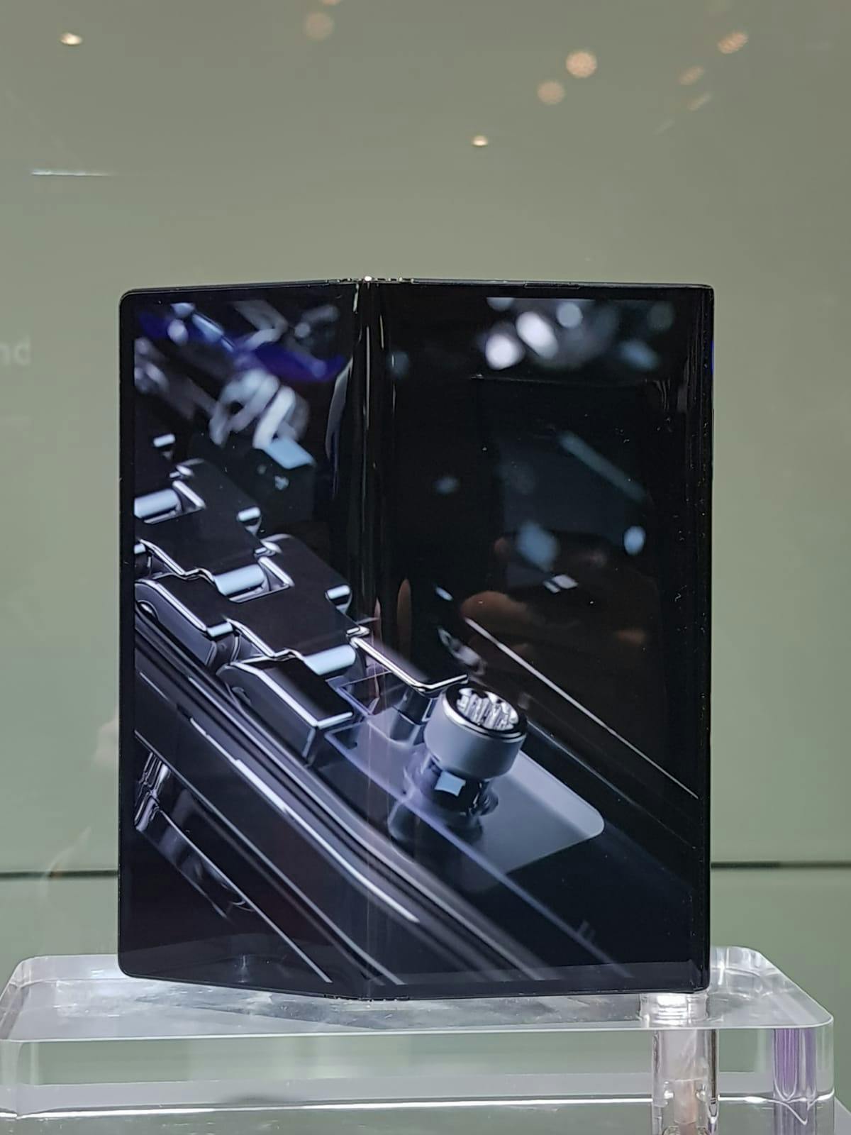The Mate X posing at MWC 2019