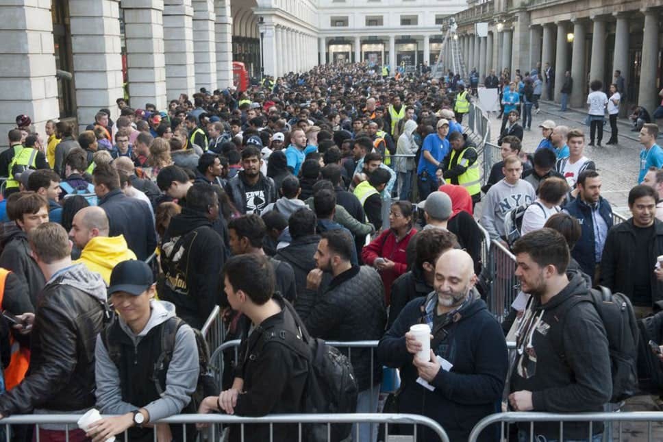The sale of the iPhone 6 at Covent Garden attracted more than 1,000 people / Evening Standard