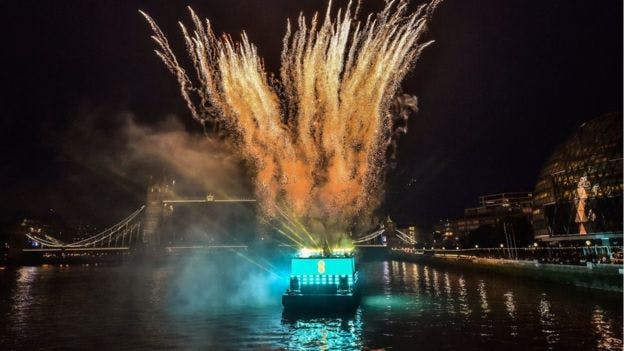EE launched its 5G service from a boat on the River Thames / BBC News